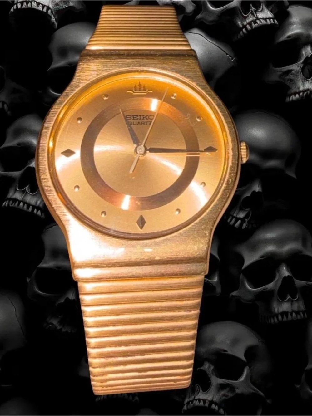 Classic vintage 90’s Seiko with a great retro gold-on-gold look